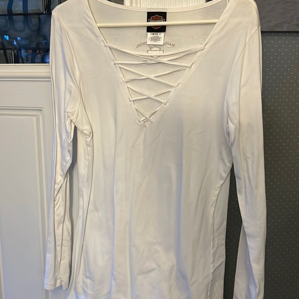 This hd shirt has multiple details.  Very nice condition.